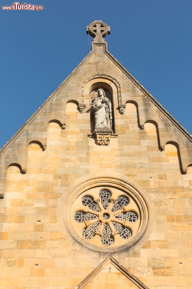 Immagine Dettaglio della facciata della Cappella delle Apparizioni a Paray-le-Monial, Francia. Questo luogo religioso è meta di numerosi pellegrinaggi.