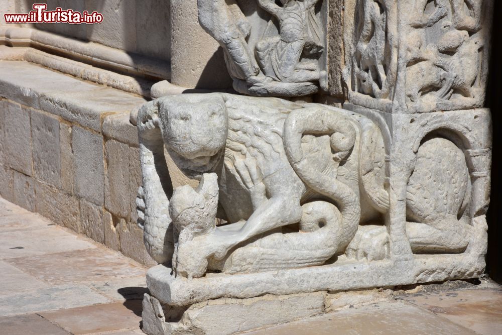 Immagine Dettaglio della facciata principale della cattedrale di Trani, Puglia. Sorge di fronte al castello svevo.