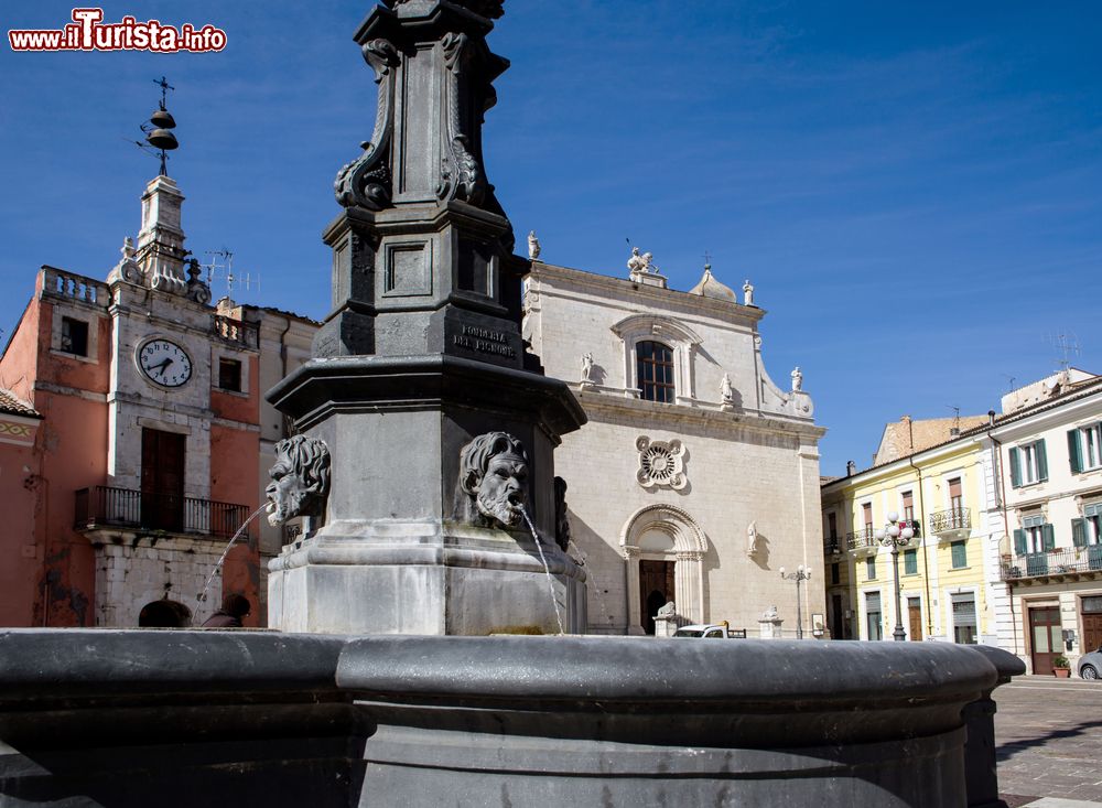 Immagine Dettaglio della fontana dei Mascheroni in piazza della Libertà a Popoli, Abruzzo.