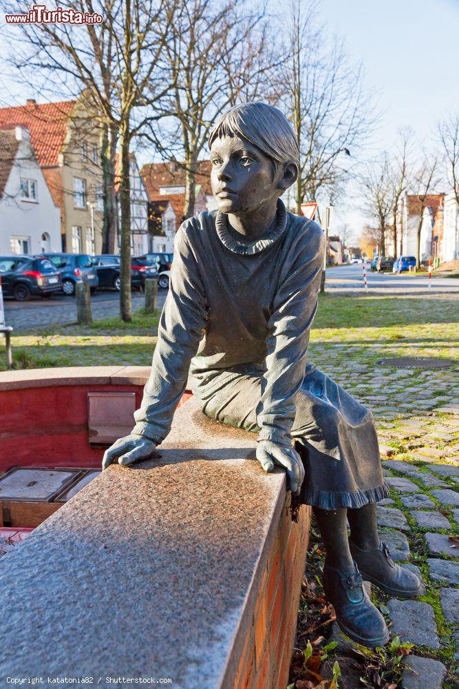 Immagine Dettaglio della fontana di Otto Timmermann nella città di Lubecca, Germania. E' stata realizzata nel 2002 dallo scultore Leo Wirth - © katatonia82 / Shutterstock.com