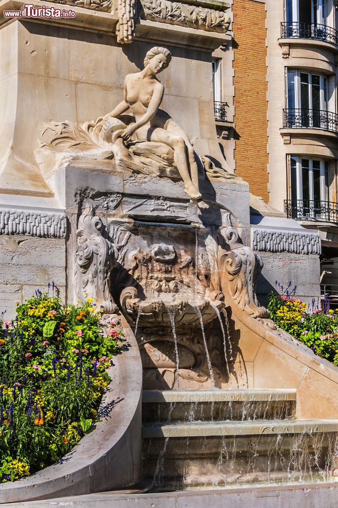 Immagine Dettaglio della fontana monumentale di Subé in place d'Erlon a Reims, Francia. E' caratterizzata da quattro statue che rappresentano i fiumi della regione: Marna, Vesle, Suippe e Aisne. L'inaugurazione del monumento risale al 1906.
