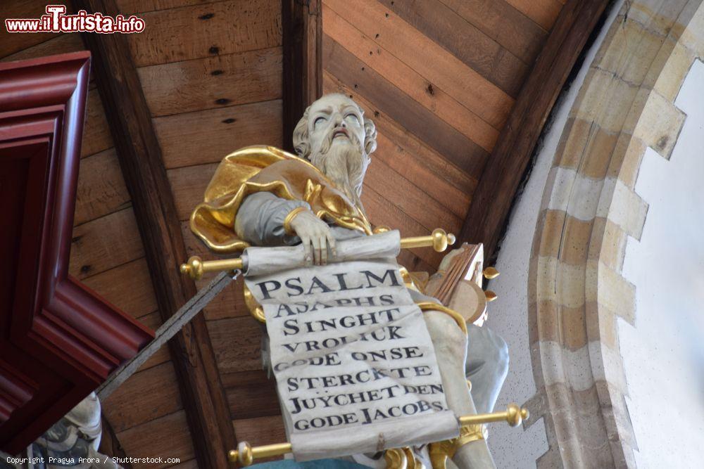 Immagine Dettaglio della Grote Kerk (o St. Bavokerk) a Haarlem, Olanda.  E' il principale edificio di culto calvinista della cittadina olandese ed è dedicato al monaco belga San Bavone di Gand - © Pragya Arora / Shutterstock.com