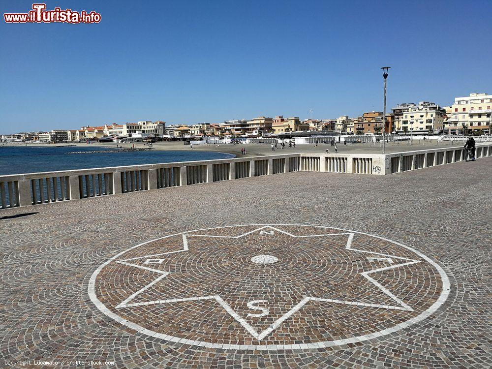 Immagine Dettaglio della pavimentazione del pontile di Ostia, Roma, Lazio - © Lucamato / Shutterstock.com