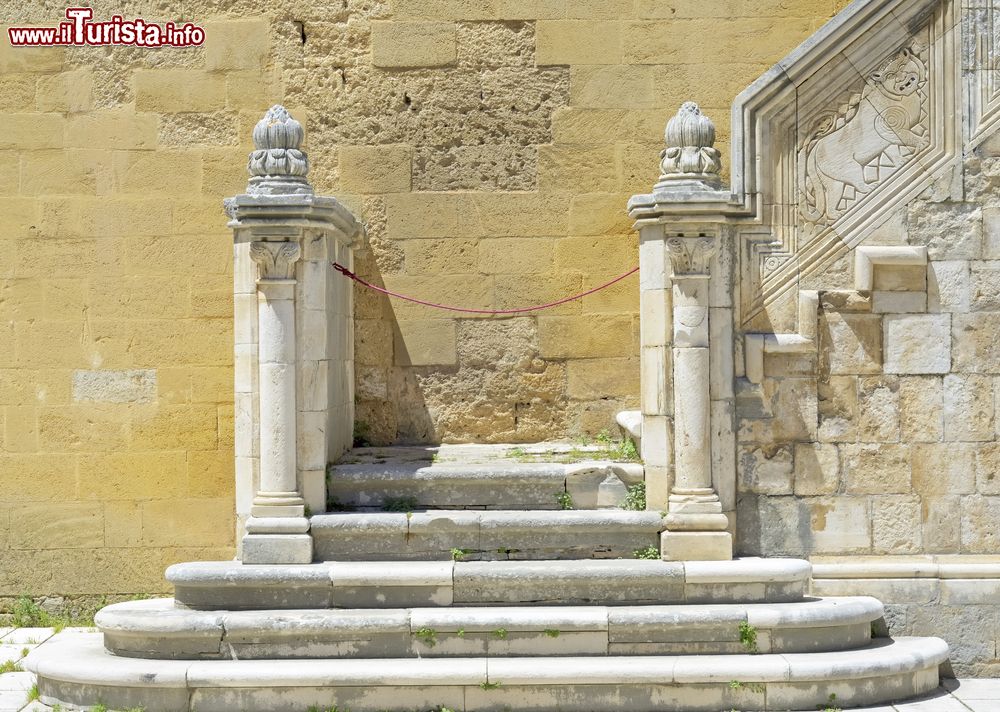 Immagine Dettaglio della scala della coorte interna del Castello di Gioia del Colle in Puglia