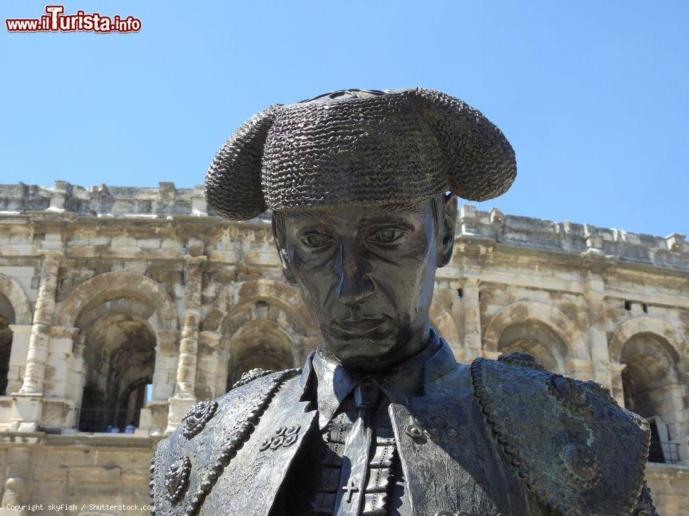 Immagine Dettaglio della statua del torero di fronte all'arena di Nimes, Occitania, Francia - © skyfish / Shutterstock.com