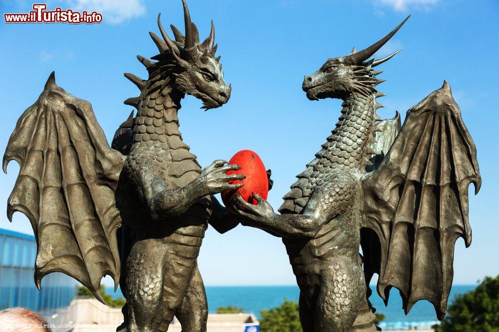 Immagine Dettaglio della statua moderna "Dragons in Love" al Sea Garden di Varna, Bulgaria. L'opera è stata realizzata da Darin Lazarov ed è una famosa scultura in bronzo dedicata al drago - © A_Lesik / Shutterstock.com