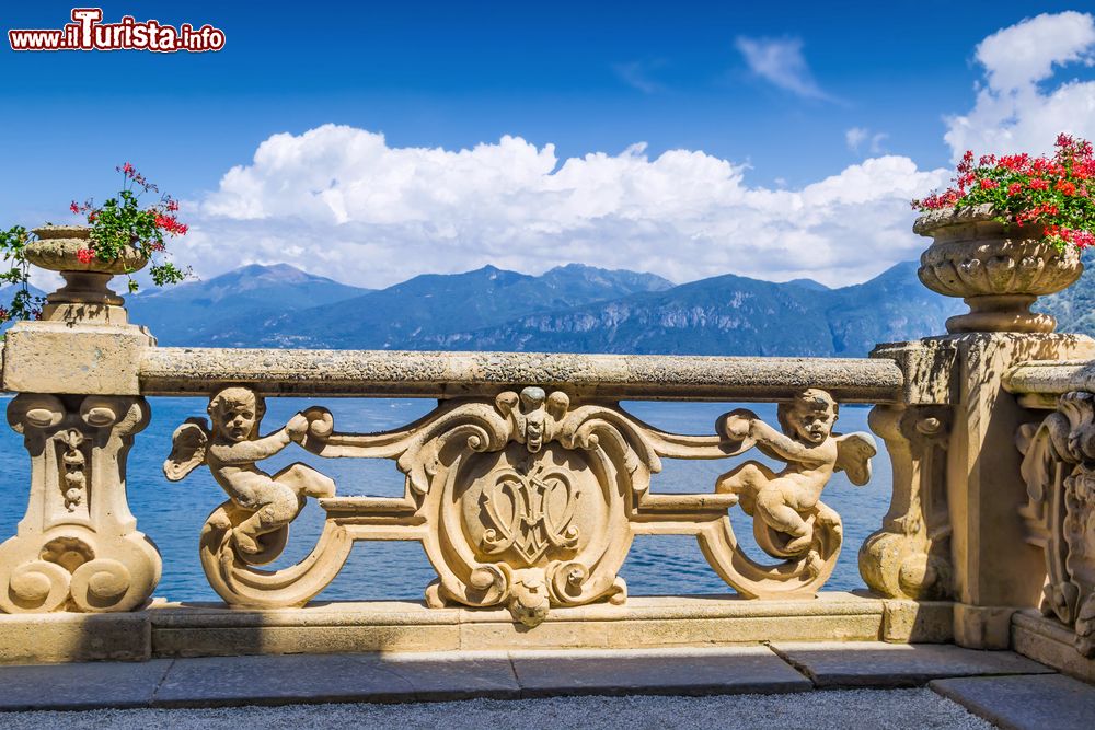 Immagine Dettaglio della terrazza nel parco di villa del Balbianello a Lenno, Lombardia. A rinnovare il giardino della villa fu l'ufficiale americano Butler Ames.