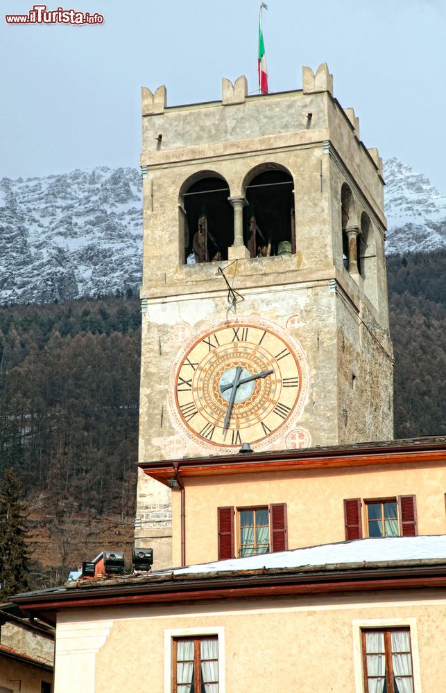 Immagine Dettaglio della Torre dell'Orologio di Bormio, fotografata in inverno