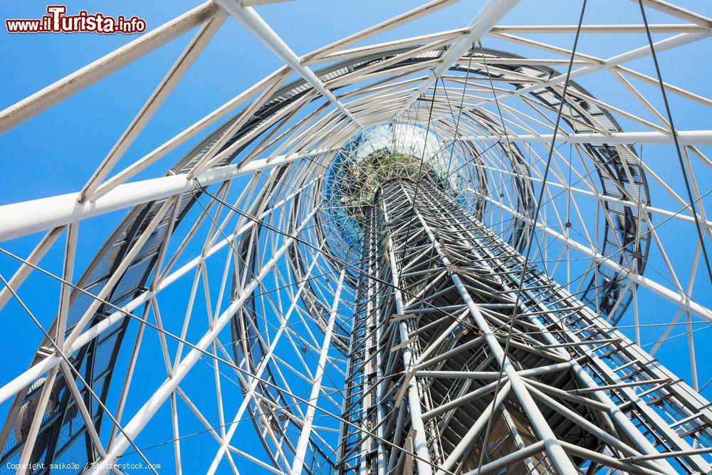 Immagine Dettaglio della torre dell'alfabeto Georgiano a Batumi - © saiko3p / Shutterstock.com