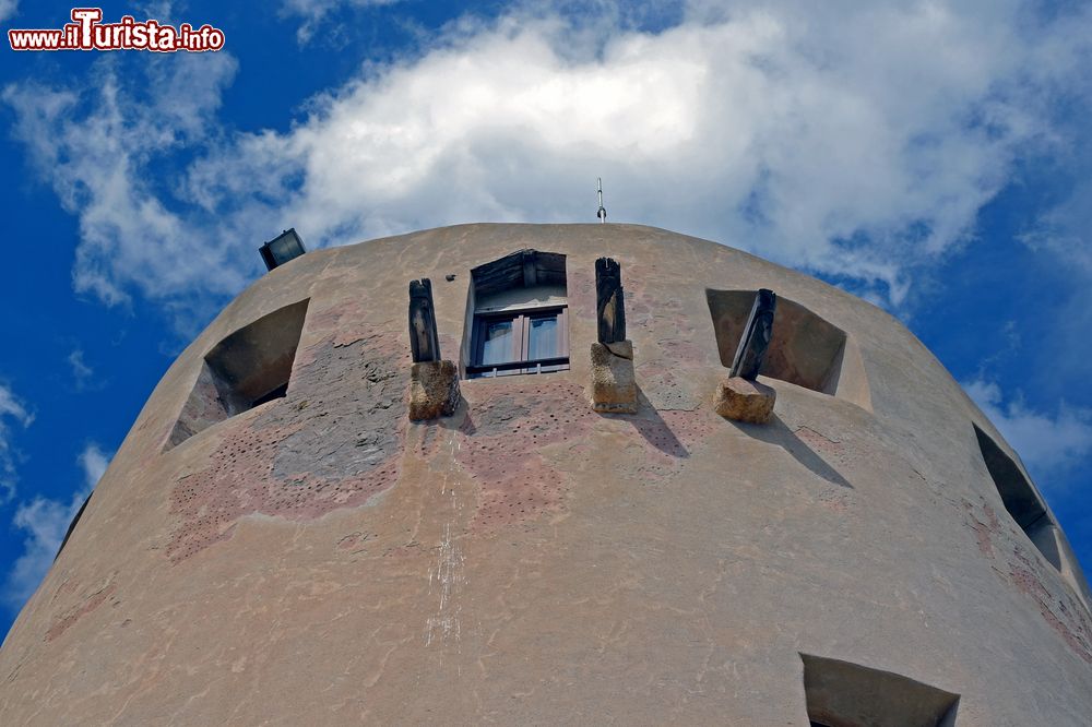 Immagine Dettaglio della Torre di Porto Corallo a Villaputzu, Sardegna. E' stata restaurata nel 1984 dopo secoli in cui ha difeso la cittadina dalle incursioni nemiche.