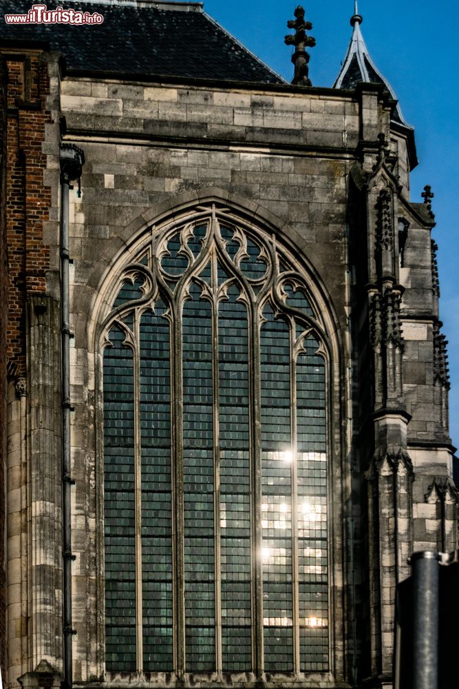 Immagine Dettaglio della torre di Santo Stefano by night a Nijmegen, Olanda.