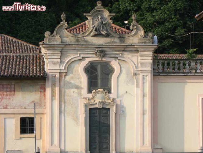 Immagine Dettaglio dell'antica Villa Visconti Castiglioni a Cassinetta di Lugagnano, Lombardia - © 53975812 / Shutterstock.com
