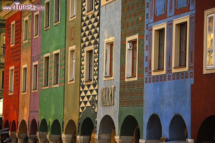 Immagine Dettaglio delle case di Old Market Square a Poznan, Polonia - Motivi geometrici decorano la facciata di queste abitazioni del centro città © monticello / Shutterstock.com