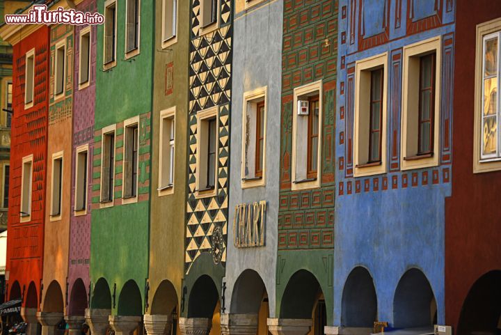 Immagine Dettaglio delle case di Old Market Square a Poznan, Polonia - Motivi geometrici decorano la facciata di queste abitazioni del centro città © monticello / Shutterstock.com