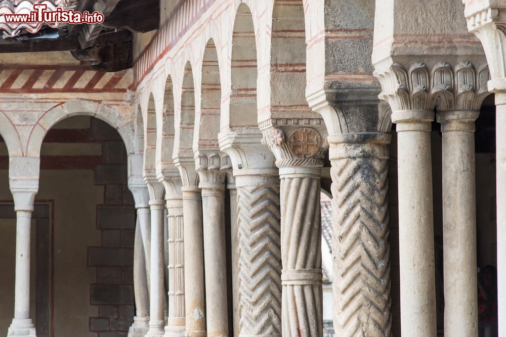 Immagine Dettaglio delle colonne del chiostro dell'Abbazia di Senavalle a Follina, Veneto