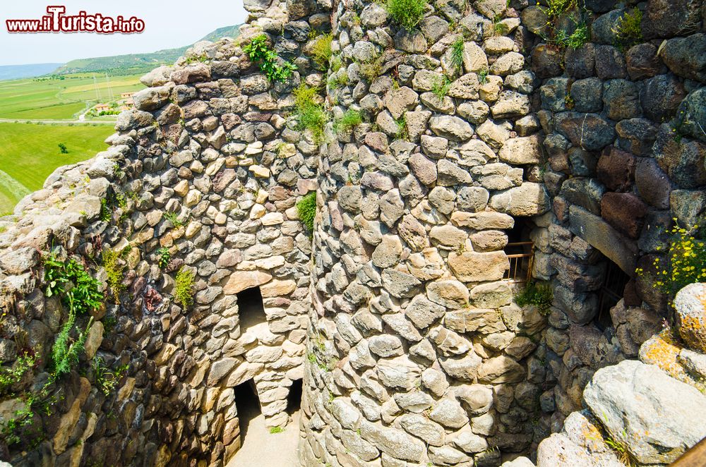 Immagine Dettaglio delle costruzioni in pietra a Su Nuraxi nel villaggio di Barumini, Sardegna. Questo luogo storico fa parte dei patrimoni dell'umanità dell'Unesco.
