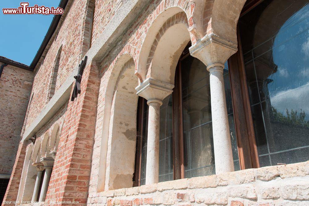 Immagine Dettaglio delle finestre con capitelli nel borgo antico di Sesto al Reghena, Pordenone, Friuli Venezia Giulia - © Directornico / Shutterstock.com