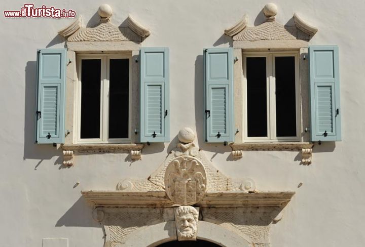 Immagine Dettaglio delle finestre di una abitazione storica a Mezzolombardo in Trentino - © www.pianarotaliana.it