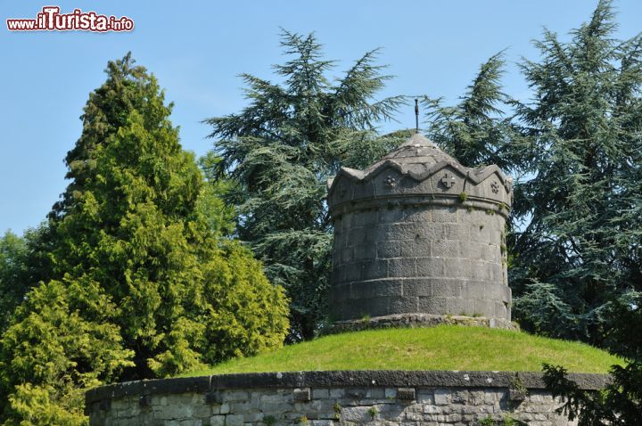 Immagine Un dettaglio delle fortificazioni della cittadella ("la Citadelle") a Dinant. All'interno della cittadella si trova anche il Museo d'Armi - foto © skyfish / Shutterstock.com