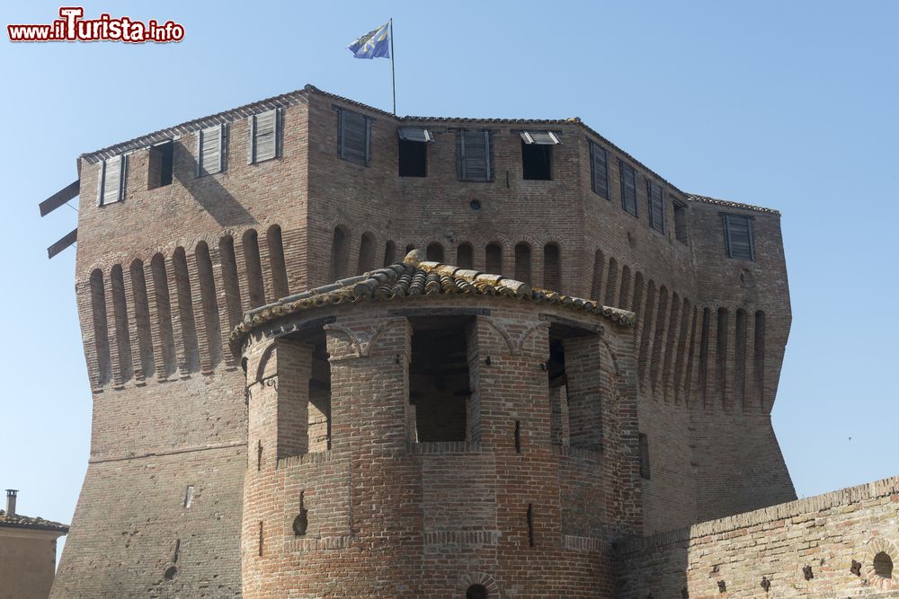 Immagine Dettaglio delle mura medievali di Mondavio (Pesaro-Urbino) al mattino.