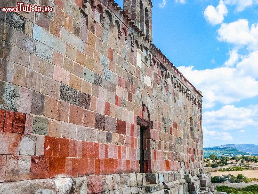 Immagine Dettaglio delle pietre della storica Chiesa di San Lussorio a Fordongianus, Sardegna