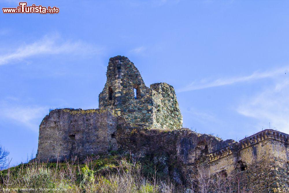 Immagine Dettaglio delle rovine del Castello Normanno-Svevo di Lamezia Terme in Calabria. Situato sulla cima del colle San Teodoro, questo castello è uno dei monumenti più importanti della cittadina di Lamezia Terme. Fu eretto attorno al IX° secolo per volere dei bizantini che oltre alla fortificazione iniziarono anche la costruzione del borgo di Nicastro come struttura difensiva della piana di Sant'Eufemia dagli incursori - © vmedia84 / Shutterstock.com