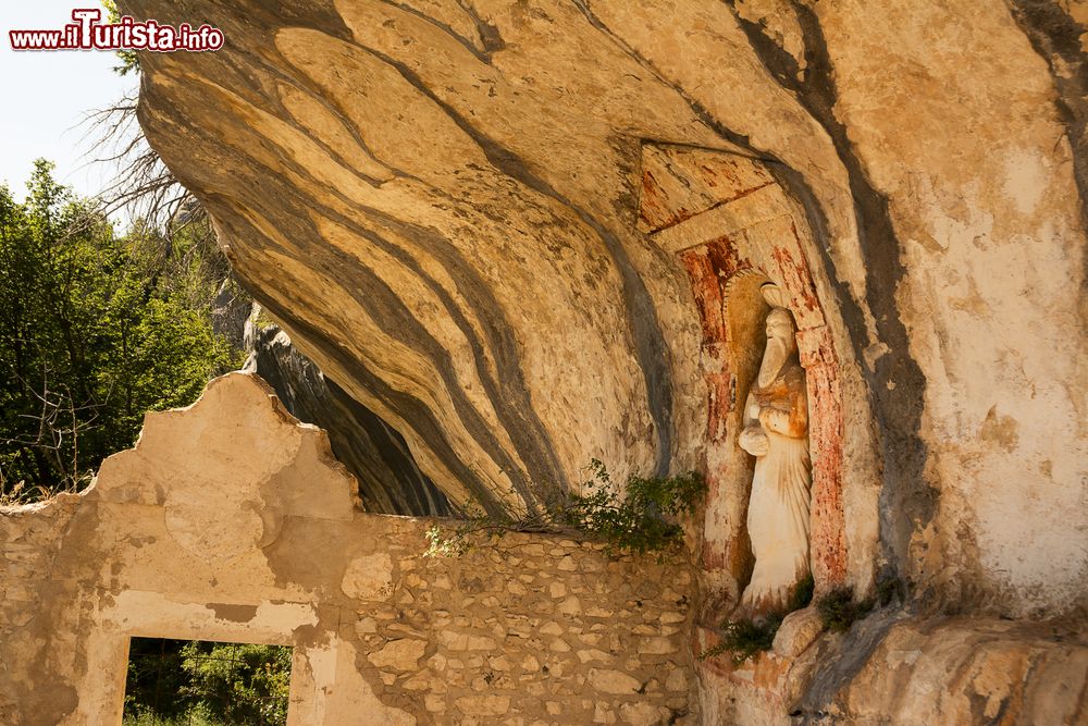 Immagine Un dettaglio dell'eremo di Santo Spirito a Majella, Roccamorice, Abruzzo. Lungo la balconata esterna dell'edificio si può ammirare la scultura di un santo ospitata in una nicchia.