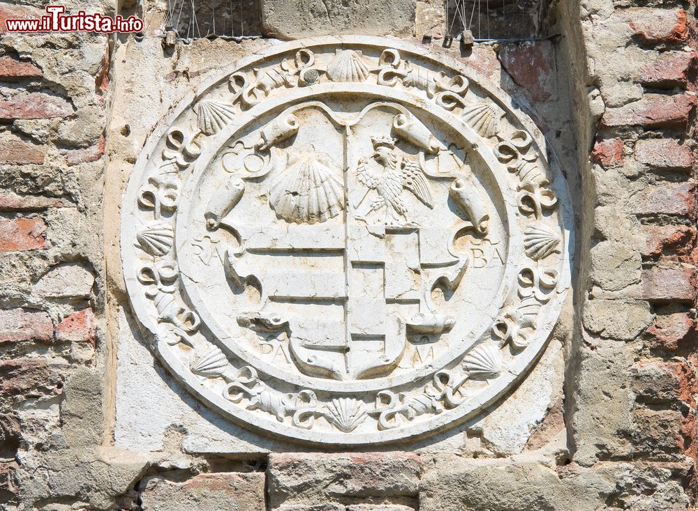 Immagine Dettaglio dello stemma del Castello di Roccabianca in Emilia-Romagna