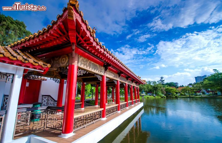 Immagine Dettaglio di architettura religiosa a Singapore. Sullo sfondo, skyline moderna - © 313623443 / Shutterstock.com