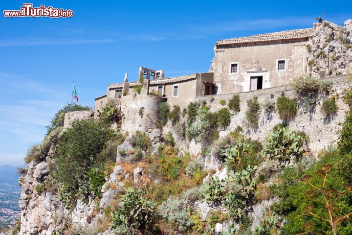 Immagine Dettaglio di Castelmola nei pressi di Taormina, Sicilia. Grazioso e piuttosto ben conservato, il paese di Castelmola è arroccato sulla cima di un cucuzzolo a strapiombo sullo Ionio a pochi chilometri dalla città di Taormina