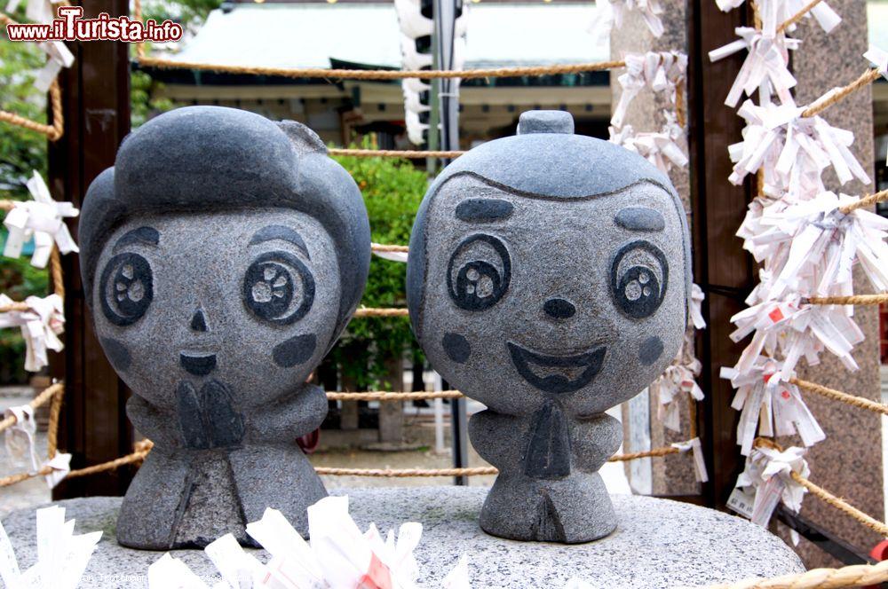 Immagine Dettaglio di due statue in pietra allo Tsuyunoten Shrine di Umeda, Osaka. Si tratta di due piccoli Ohatsu e Tokube, versione giapponese di Romeo e Giulietta - © Marlon Trottmann / Shutterstock.com