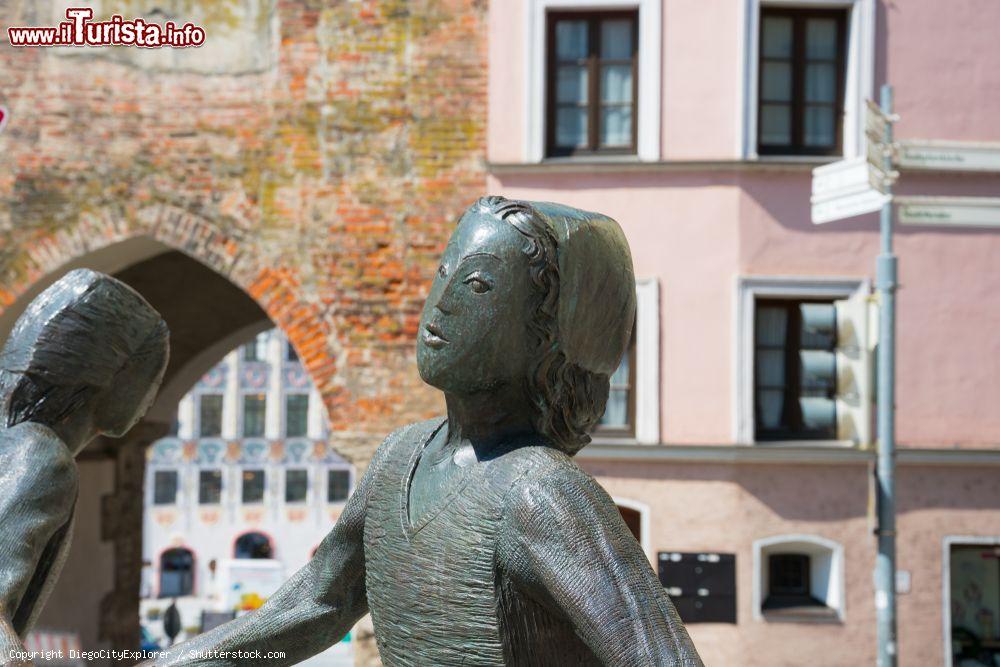 Immagine Dettaglio di statue nei pressi della piazza principale di Landsberg am Lech, Germania - © DiegoCityExplorer / Shutterstock.com