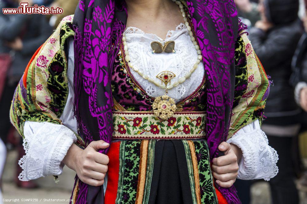 Immagine Dettaglio di un costume tradizionale sardo al festival degli agrumi di Muravera - © GIANFRI58 / Shutterstock.com