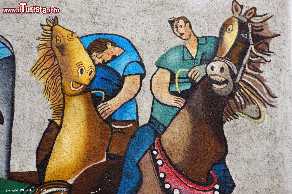 Immagine Dettaglio di un murales nel centro di Orgosolo in Sardegna - © MNStudio / Shutterstock.com