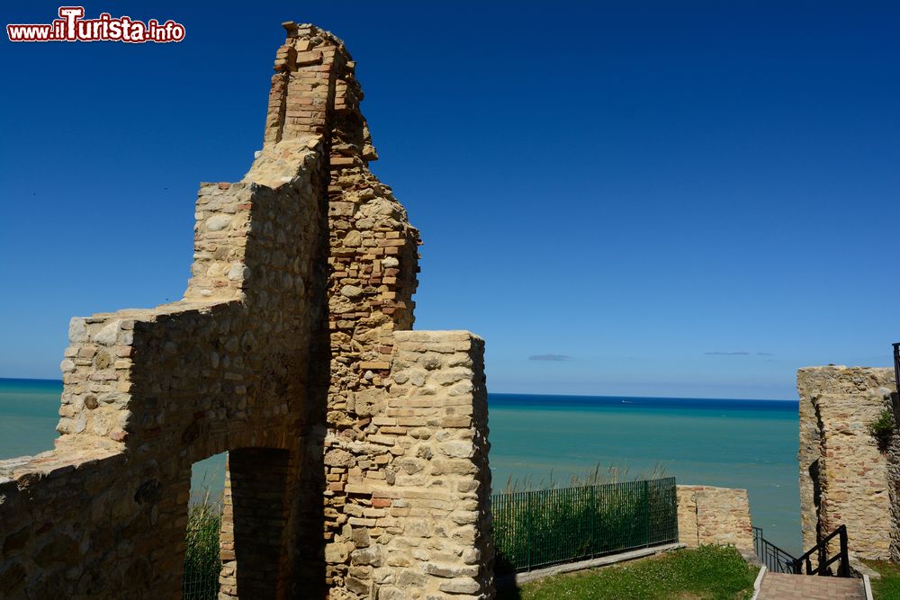Immagine Dettaglio di un muro del Castello Aragonese ad Ortona (Abruzzo). Sullo sfondo, l'azzurro del Mare Adriatico.