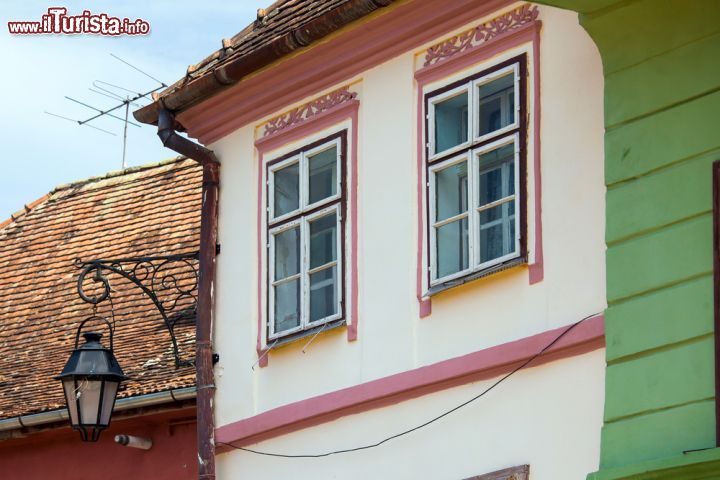 Immagine Il dettaglio di una casa in legno a Turda in Romania- © Pixachi / Shutterstock.com