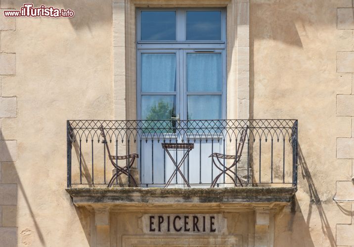 Immagine Dettaglio di una casa in centro a Gordes, Francia - Il grazioso particolare di un balcone in ferro battutto che impreziosisce una casa nel cuore dell'antico borgo provenzale © PerseoMedusa / Shutterstock.com