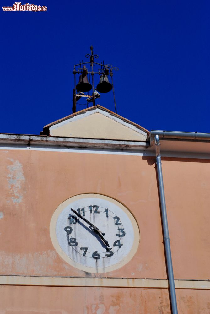 Immagine Dettaglio di una chiesa a Giffoni valle Piana, Campania: l'orologio sulla facciata dell'edificio religioso.