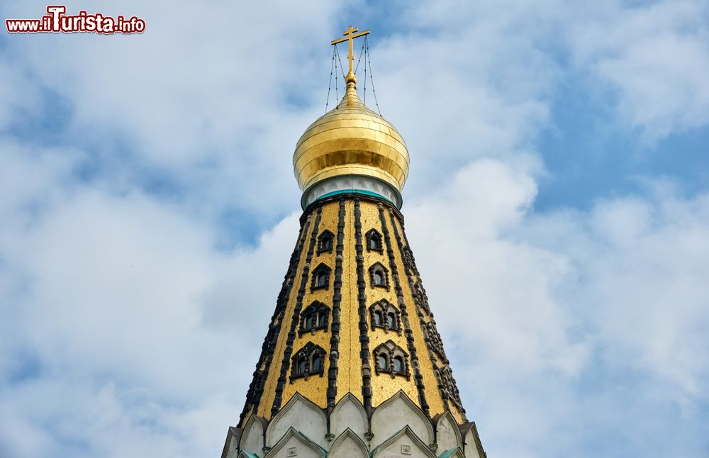 Immagine Dettaglio di una chiesa russa nella città di Lipsia, Germania: cupola dorata e decorazioni.