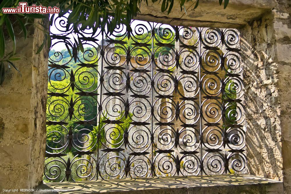 Immagine Dettaglio di una finestra con decori in ferro al castello di San Martino a Ceneda, Vittorio Veneto, Treviso (Veneto). - © REDMASON / Shutterstock.com