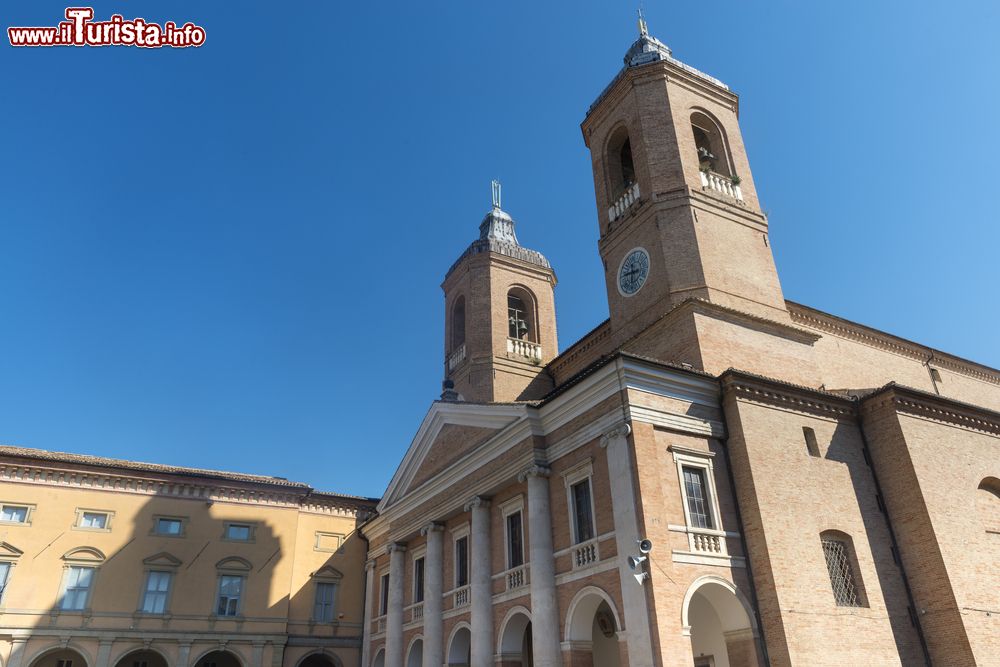 Immagine Dettaglio di una piazza nel centro di Camerino (Marche)