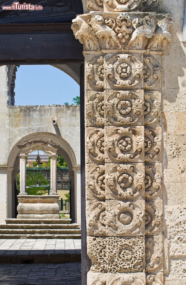 Immagine Dettaglio di una porta del Municipio di Sternatia in Puglia.