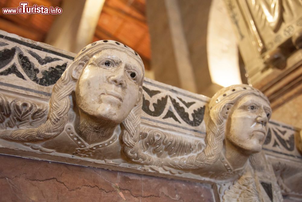 Immagine Dettaglio di una scultura in marmo nella cattedrale di Barga, Toscana.