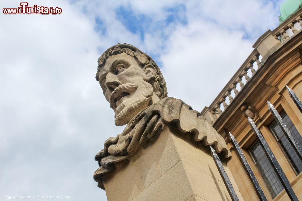 Immagine Dettaglio di una statua davanti allo Sheldonian Theatre a Oxford, Inghilterra - © photosur / Shutterstock.com