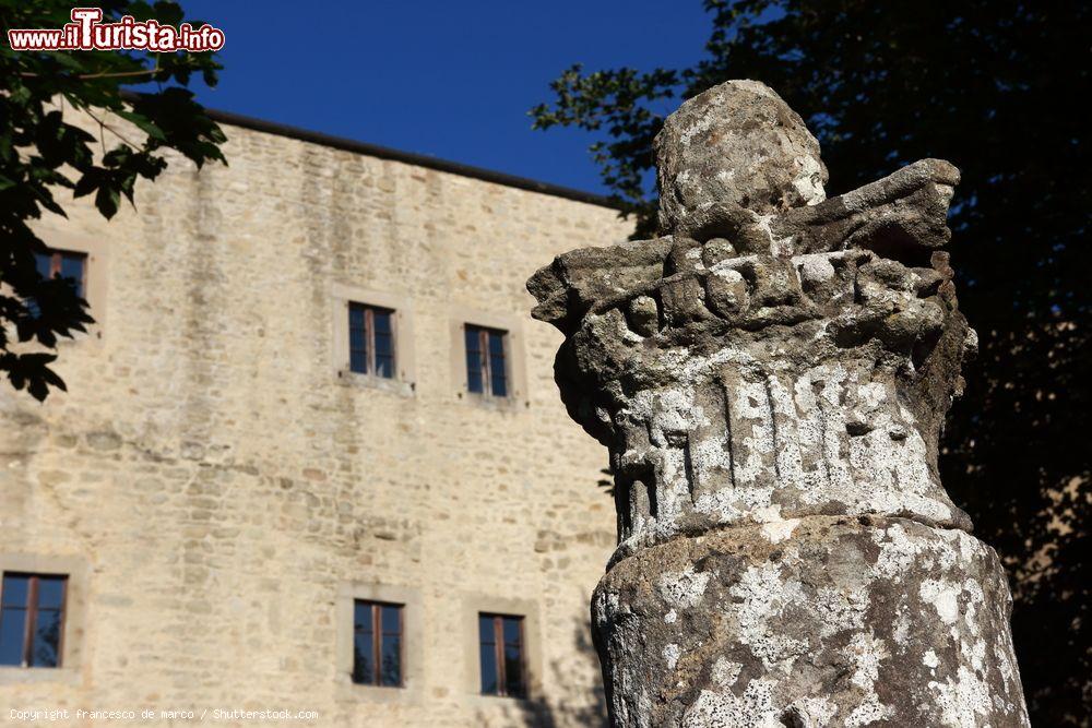 Immagine Dettaglio di un'antica colonna con capitello nella rocca di Sestola, Emilia Romagna - © francesco de marco / Shutterstock.com