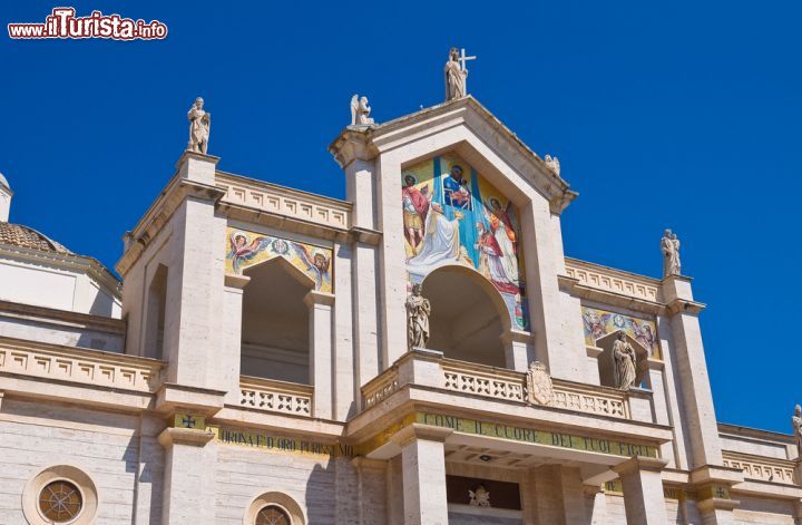 Immagine Dettaglio della facciata esterna della Cattedrale di Manfredonia - © Mi.Ti. / Shutterstock.com