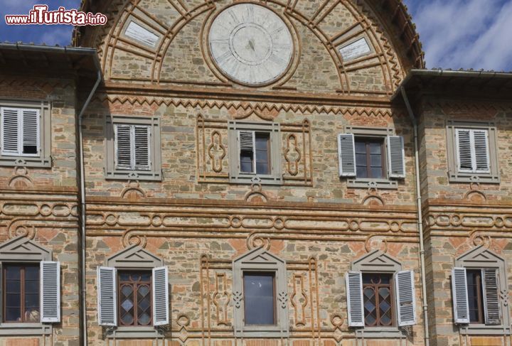 Immagine La facciata posteriore del castello di Sammezzano. I biglietti disponibili per visitare la struttura nelle poche occasioni concesse ogni anno vengono esauriti nell'arco di pochi minuti.- © Greta Gabaglio / Shutterstock.com
