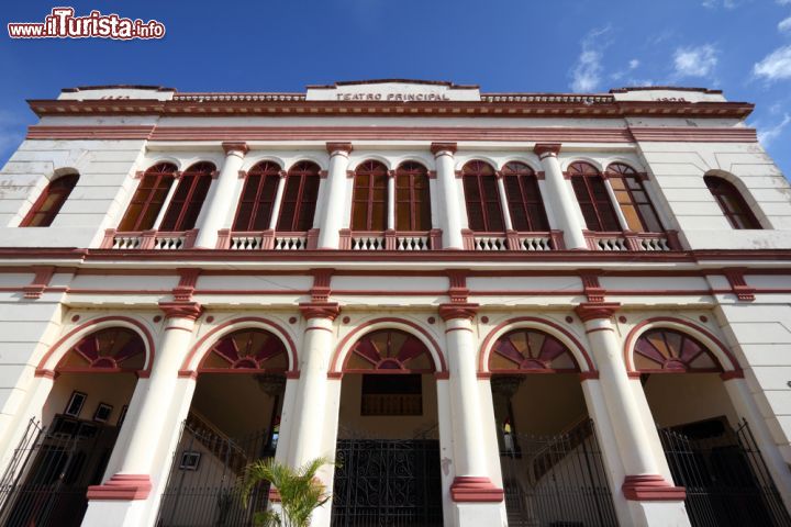 Immagine Facciata del teatro di Camaguey, Cuba - Questa città colta e ricca di cultura è sede di un importante teatro secondo solo a quello de L'Avana © Tupungato / Shutterstock.com