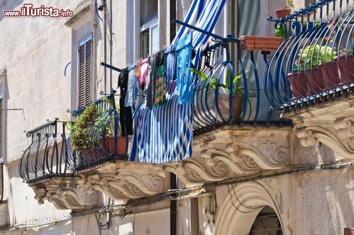 Immagine Dettaglio del Palazzo De Florio a Manfredonia - © Mi.Ti. / Shutterstock.com