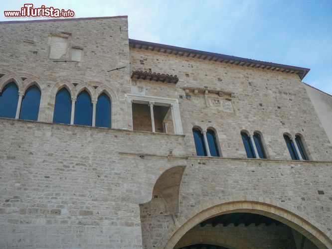 Immagine Il dettaglio di un palazzo medievale ad Anagni: si notino le finestre in stile gotico - © s74 / Shutterstock.com